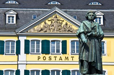 Gelbes Haus mit Beethoven Statue in Bonn