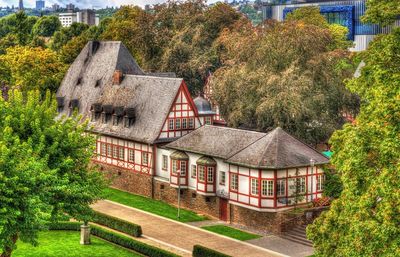 Koblenzer Fachwerkhaus mit Bäumen